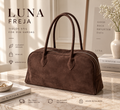 LUNA FREJA – Rymlig retro axelväska i mockaimitation