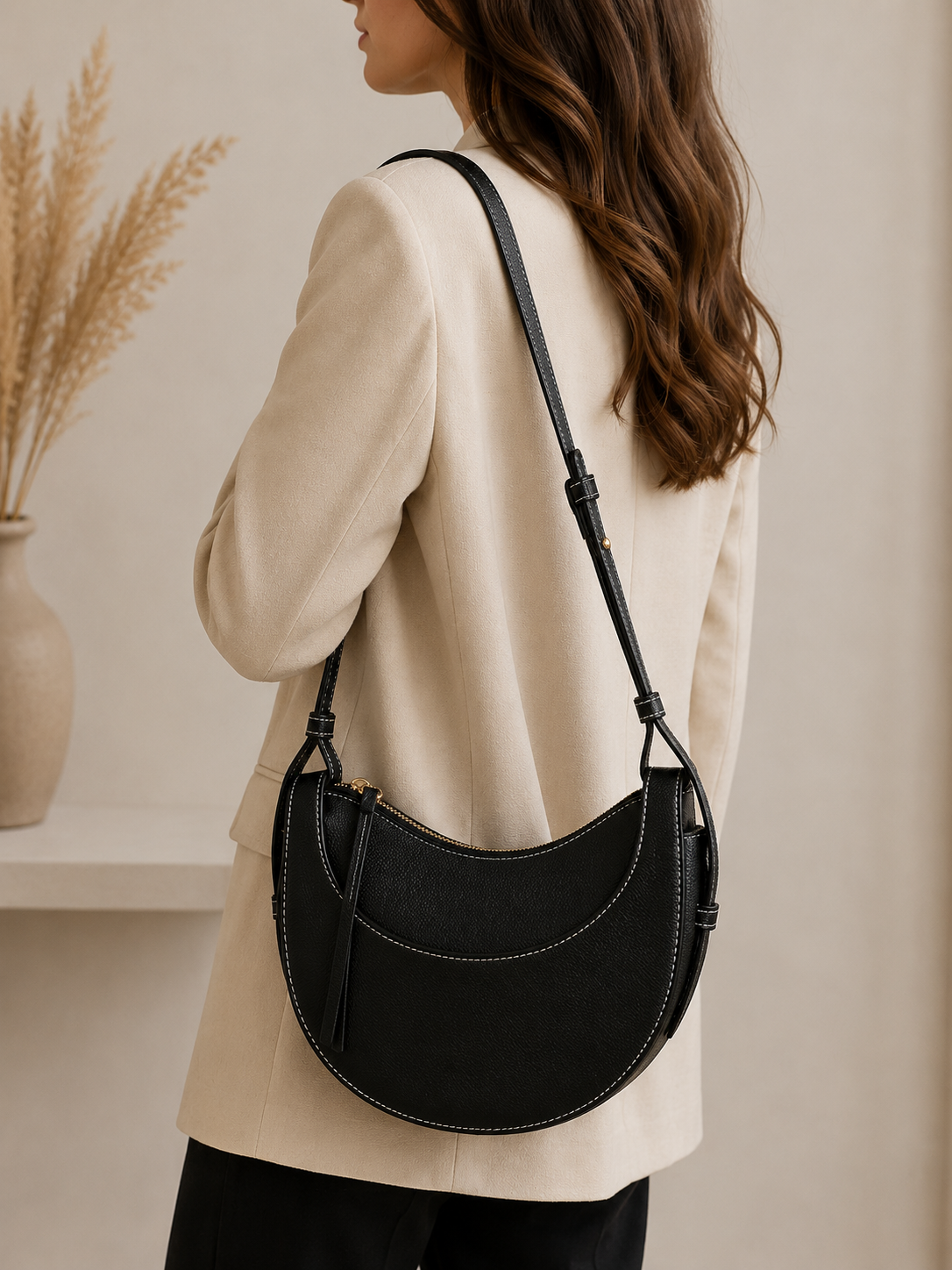 NORA — Elegant hobo-väska i mjuk mockaimitation